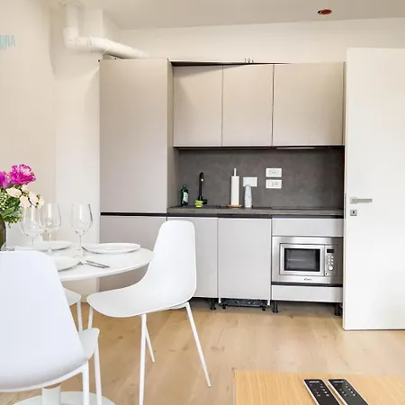 Marco Polo 26 Tirabora Short Rent